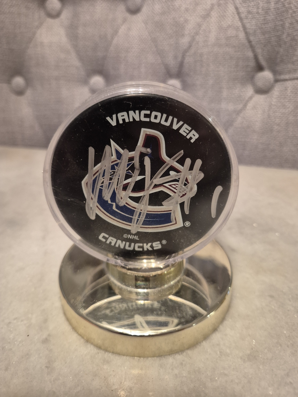 Roberto Luongo Signed Vancouver Canucks Hockey Puck Autographed COA Display